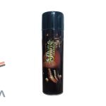 اسپری تمیزکننده در کنار کفش‌های کتانی