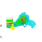 کودکی در حال بازی با تفنگ حباب‌ساز رگباری