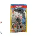 کودکی در حال بازی با ست پلیس ورقی شامل نارنجک، تفنگ، قمقمه و دستبند