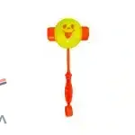 کودکی در حال بازی با چکش بوقی رنگارنگ