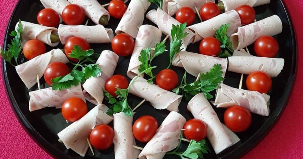 تزیین کالباس با خلال دندان